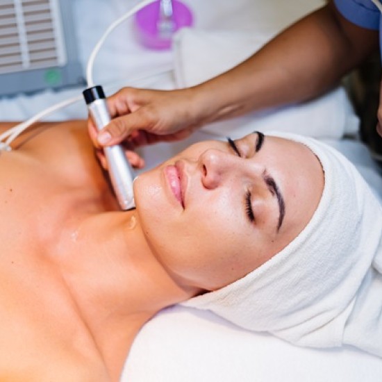 Погрижете се за кожата на лицето с LPG терапия от Makaroon
