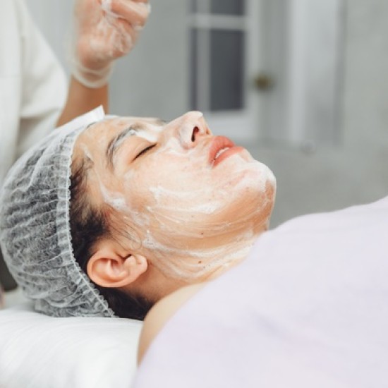 Погрижете се за кожата си с гликолов пилинг за лице от Makaroon