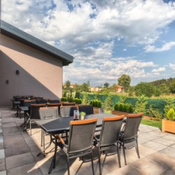 “Нощувка за двама с домашен любимец + Винен тур”  в Midalidare Gastro Pub