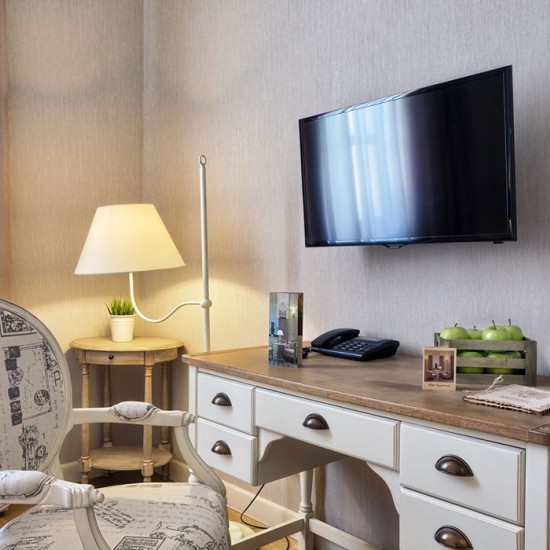 Сред вино, природа и хубава храна с  "Нощувка и винен тур в Midalidare Hotel & Spa" от Makaroon