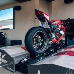 Почувствайте скоростта на MotoGP с мото симулатор Ducati Panigale - 60 мин. Почувствайте скоростта на MotoGP с мото симулатор Ducati Panigale - 60 мин.