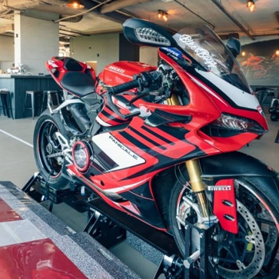 Влезте в света на MotoGP с мото симулатор Ducati Panigale от Makaroon Влезте в света на MotoGP с мото симулатор Ducati Panigale от Makaroon