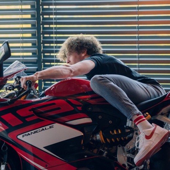 Влезте в света на MotoGP с мото симулатор Ducati Panigale от Makaroon Влезте в света на MotoGP с мото симулатор Ducati Panigale от Makaroon