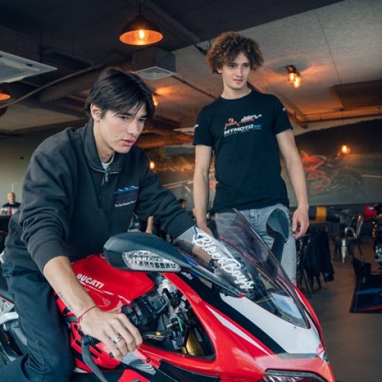 Влезте в света на MotoGP с мото симулатор Ducati Panigale от Makaroon Влезте в света на MotoGP с мото симулатор Ducati Panigale от Makaroon