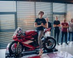 Влезте в света на MotoGP с мото симулатор Ducati Panigale от Makaroon Влезте в света на MotoGP с мото симулатор Ducati Panigale от Makaroon