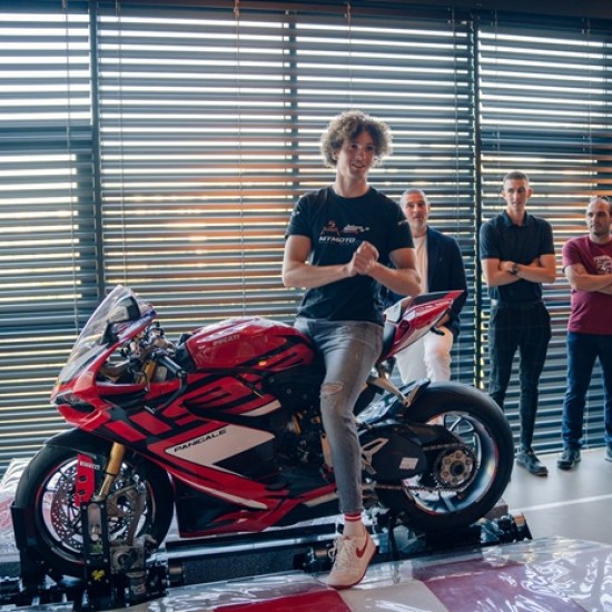 Влезте в света на MotoGP с мото симулатор Ducati Panigale от Makaroon Влезте в света на MotoGP с мото симулатор Ducati Panigale от Makaroon
