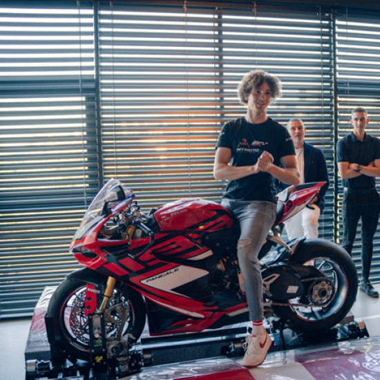 Влезте в света на MotoGP с мото симулатор Ducati Panigale от Makaroon Влезте в света на MotoGP с мото симулатор Ducati Panigale от Makaroon