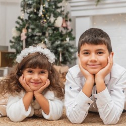 Luxury Christmas photo shoot for 2 adults + up to 2 children - 10 shots