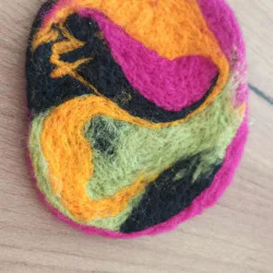 Създаване на изделие от плъстена вълна за двама - иглонабиване - брошка, висулка, поставка за чаша Създаване на изделие от плъстена вълна за двама - иглонабиване - брошка, висулка, поставка за чаша
