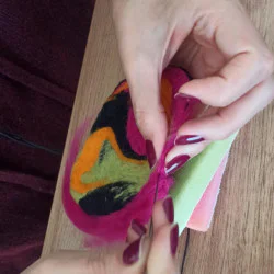 Създаване на изделие от плъстена вълна за двама - иглонабиване - брошка, висулка, поставка за чаша Създаване на изделие от плъстена вълна за двама - иглонабиване - брошка, висулка, поставка за чаша