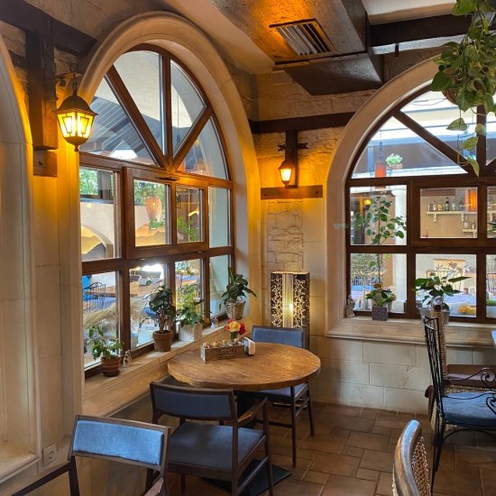 Потопете се в света на вкусната храна с "Тристепенно меню за двама в Opera Garden'' от Makaroon