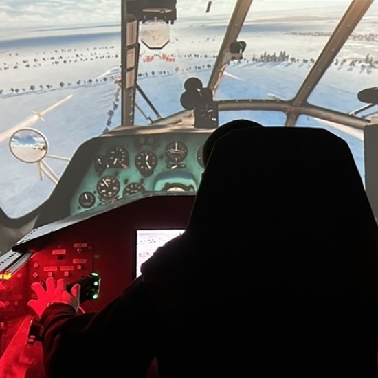 Feel the thrill of piloting a helicopter flight simulator from Makaroon Feel the thrill of piloting a helicopter flight simulator from Makaroon