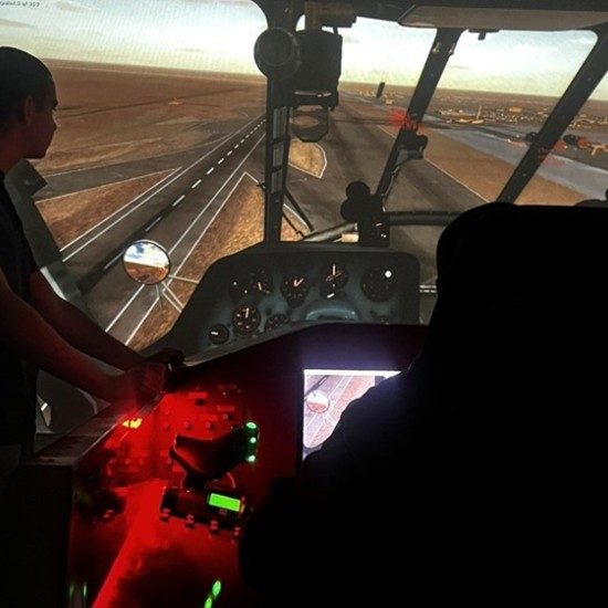Feel the thrill of piloting a helicopter flight simulator from Makaroon Feel the thrill of piloting a helicopter flight simulator from Makaroon