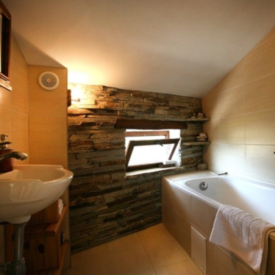 Уют, красиви гледки и автентична българска атмосфера с нощувка за двама в Етно хотел Осмарски къщи от Makaroon