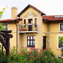 Нощувка за 4 души във фамилно студио + закуска в Етно хотел Осмарски къщи, с. Осмар, област Шумен