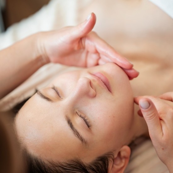 Подарете си цялостна грижа за Вашето здраве, започвайки от лицето, с Японски терапевтичен масаж Кобидо от Makaroon