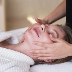 Масаж на лице и грижа с професионална козметика в Стара Загора