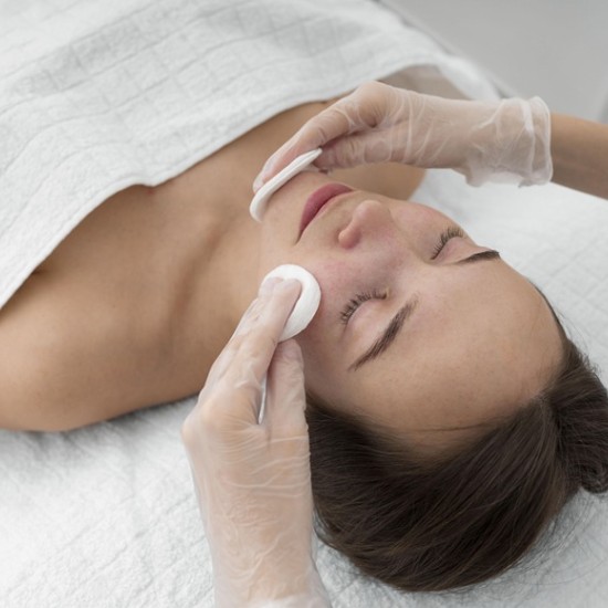 Погрижете се за кожата си с почистване на лице + маска с Египетска роза от Makaroon