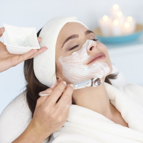 Погрижете се за кожата си с почистване на лице + маска с Египетска роза от Makaroon