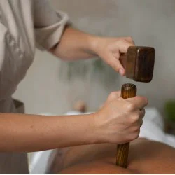 Тайландски Ток Сен масаж с дървено чукче и клин за балансиране на енергийния поток в тялото в Стара Загора