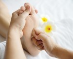 Съчетайте полезното с приятно с Рефлексотерапия - точков масаж на ходилата за облекчаване на стреса в Стара Загора от Makaroon
