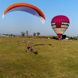 Полет с тандемен моторен парапланер - 20 минути + заснемане с HD край София Полет с тандемен моторен парапланер - 20 минути + заснемане с HD край София