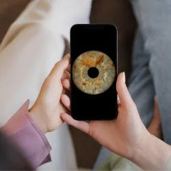 Превърнете вашите очи в уникална картина с ирисова фотография в Пловдив в рамка