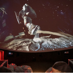 Полетете в необятния свят на Космоса в Софийски планетариум за двама