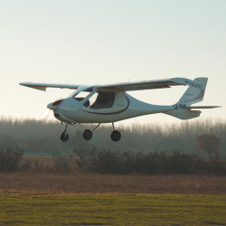 Урок по пилотиране на двуместен самолет в района на Пловдив