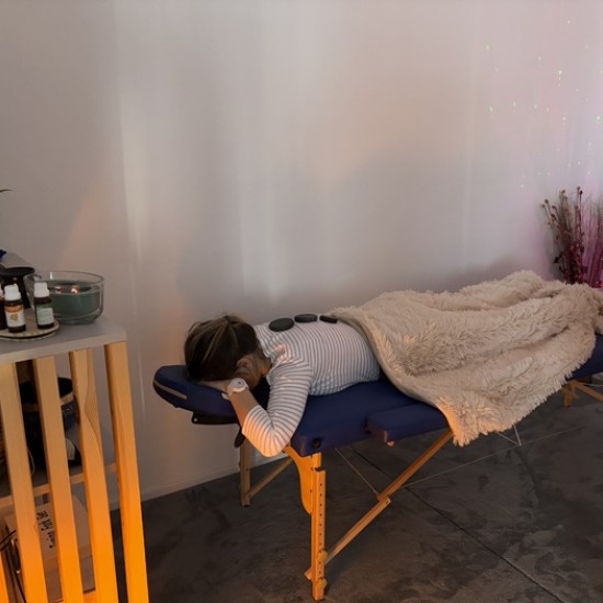 Complete peace for body and soul - immerse yourself in deep relaxation with music therapy, warm crystals and aromatic herbs from Makaroon
