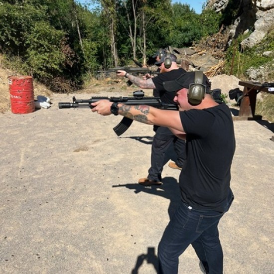 Научете тайните на използването на автомат „Калашников“ с професионално обучение от Makaroon