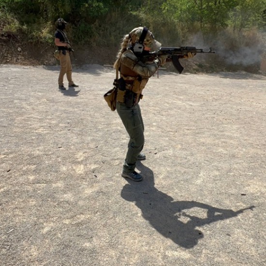 Научете тайните на използването на автомат „Калашников“ с професионално обучение от Makaroon