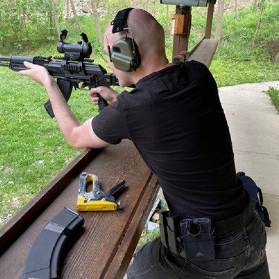 Научете тайните на използването на автомат „Калашников“ с професионално обучение от Makaroon