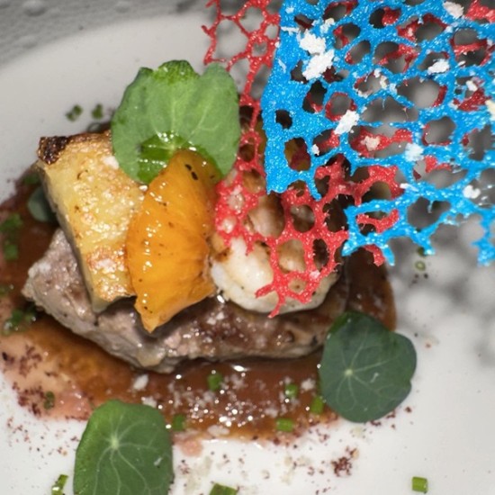 Подарете си едно невероятно кулинарно пътешествие със Седемстепенно дегустационно меню Голд за двама в Question Mark Bar and Grill от Makaroon