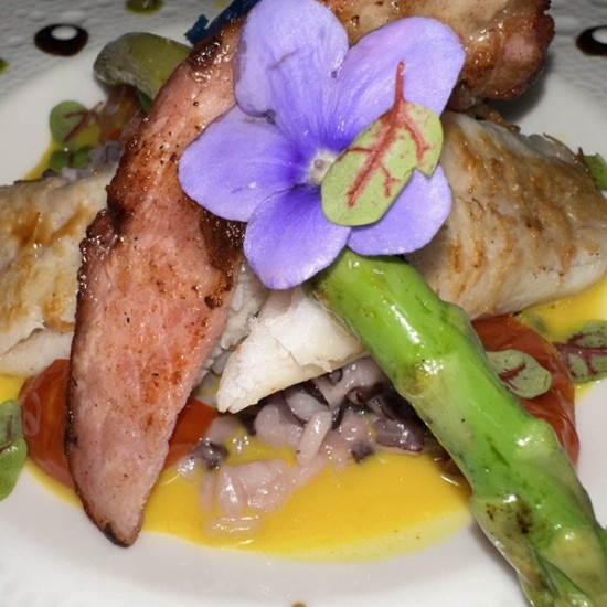 Подарете си едно невероятно кулинарно пътешествие със Седемстепенно дегустационно меню Голд за двама в Question Mark Bar and Grill от Makaroon