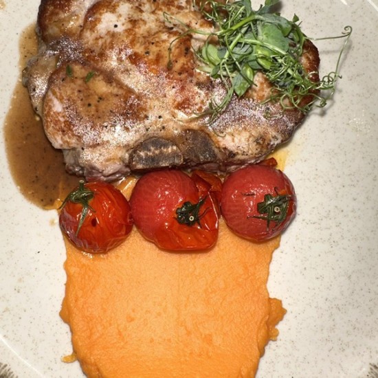 Подарете си едно невероятно кулинарно пътешествие със Седемстепенно дегустационно меню Голд за двама в Question Mark Bar and Grill от Makaroon