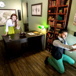 Ескейп руум в паралелна вселена за четирима: Загадките на професор Линд