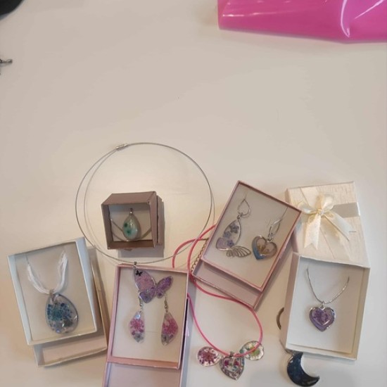 Усетете магията на творческата атмосфера с Работилница за изработка на бижута от епоксидна смола в Банкя от Makaroon