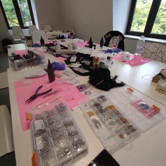 Усетете магията на творческата атмосфера с Работилница за изработка на бижута от епоксидна смола в Банкя от Makaroon