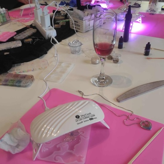 Усетете магията на творческата атмосфера с Работилница за изработка на бижута от епоксидна смола в Банкя от Makaroon