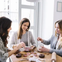 Женско парти със сладки и вино за до четири  дами