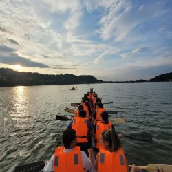 Драконова ярост на Панчеревското езеро за двама – гребане на лодка Дракон + снимки Драконова ярост на Панчеревското езеро за двама – гребане на лодка Дракон + снимки