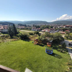 Нощувка със закуска, вечеря и включено плато с традиционни мезета и вино за двама в  хотел Св. Марина в Добринище