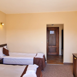 Две нощувки със закуска и включено плато с традиционни мезета и вино за двама в Добринище