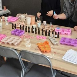 Сапунено вълшебство – творческа работилница за изработване на сапуни за двама възрастни или дете + родител Сапунено вълшебство – творческа работилница за изработване на сапуни за двама възрастни или дете + родител