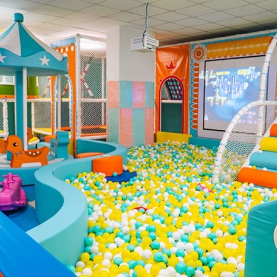 Насладете се на време със семейството, вкусна храна и забавление с Ваучер за свободна консумация + детски кът в ресторант Savage Garden от Makaroon