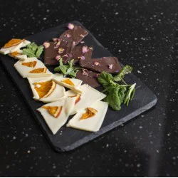 Дегустация на 4 вина и 4 крафт шоколада в Шато Копса Дегустация на 4 вина и 4 крафт шоколада в Шато Копса