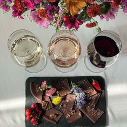 Дегустация на 4 вина и 4 крафт шоколада в Шато Копса Дегустация на 4 вина и 4 крафт шоколада в Шато Копса