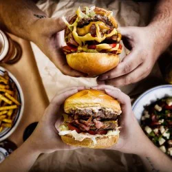 С бургер и усмивка с "Меню за двама в Skapto" С бургер и усмивка с "Меню за двама в Skapto"