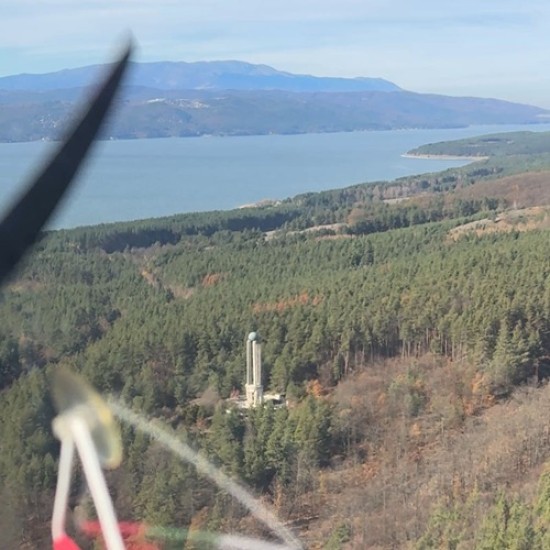 Насладете се на истинско авио изживяване с Мотивационен полет с двуместен самолет около язовир Искър от Makaroon